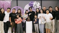 Tak hanya itu, ia pun dikejutkan dengan pesta kecil-kecilan lengkap dengan kue cokelat. Keluarga besarnya pun turut hadir meramaikan. Foto: Instagram @aurel_hermansyah