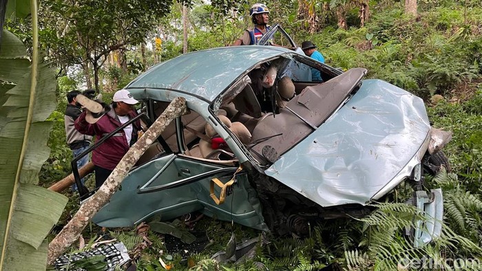 Avanza di Pacet berisi satu keluarga wisatawan terjun ke jurang