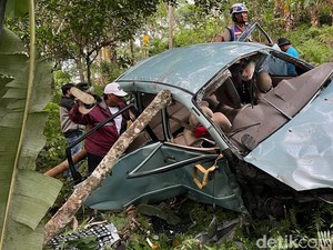 Identitas Korban Tewas Kecelakaan Avanza Terjun ke Jurang di Mojokerto