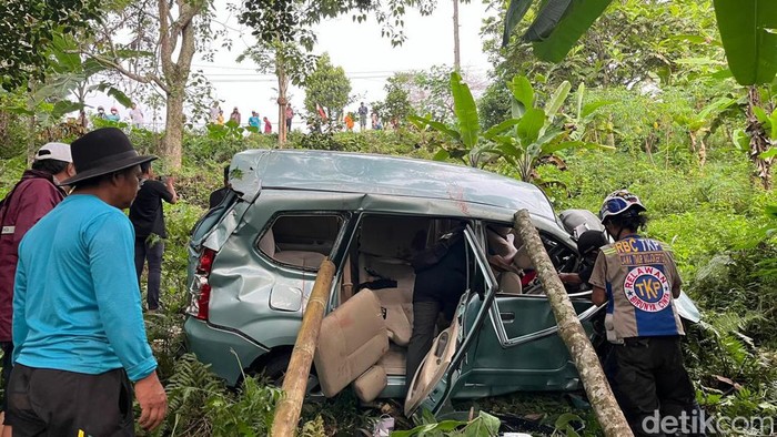 Avanza terjun ke jurang di Desa Pacet Mojokerto
