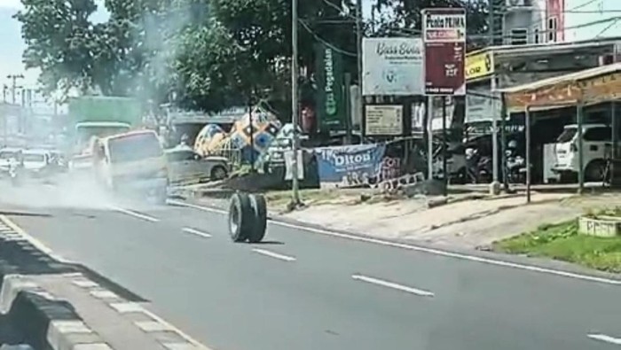 Ban truk menggelinding di Jalan Poros Maros-Makassar.