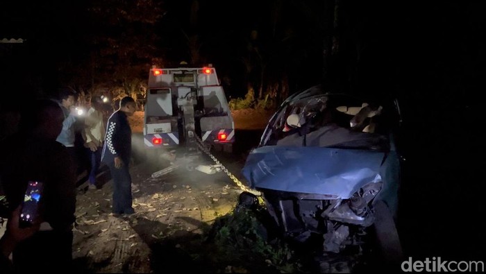 Bangkai mobil terjun ke jurang di mojokerto dievakuasi