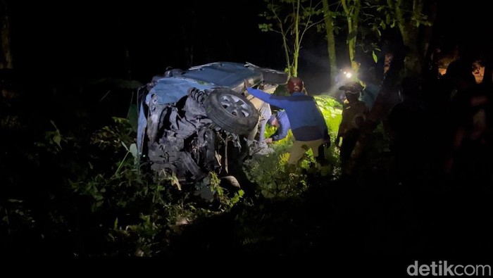 Tragedi di Mojokerto: Kecelakaan Mobil Meluncur ke Jurang, Akibatkan Korban Jiwa dan Luka-Luka