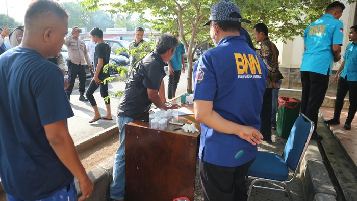 BNN melakukan tes urine kepada sopir angkutan umum di Banda Aceh
