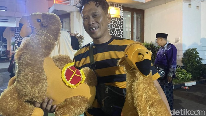 Borah Raup Cuan Puluhan Juta dari Jualan Boneka Unta di Momen Kepulangan Jemaah Haji