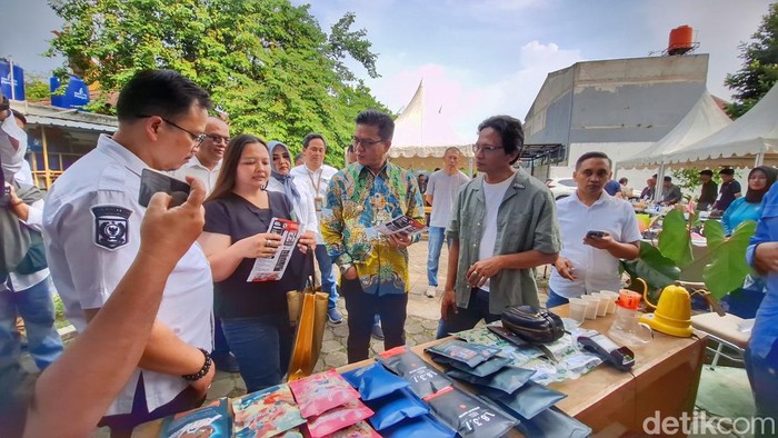 Bupati Bandung Dadang Supriatna saat berbincang dengan petani kopi asal Ciwidey