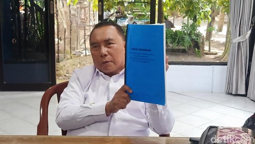 Bupati Jembrana, I Nengah Tamba, menunjukkan Rekap Dukungan Paket Tamba-Ipat di ruang pertemuan kediamannya, Desa Kaliakah, Kecamatan Negara, Rabu (10/7/2024). (I Putu Adi Budiastrawan/detikBali)