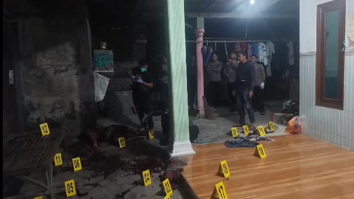 Polisi olah TKP pembunuha buruh pabrik di Pasuruan dibunuh