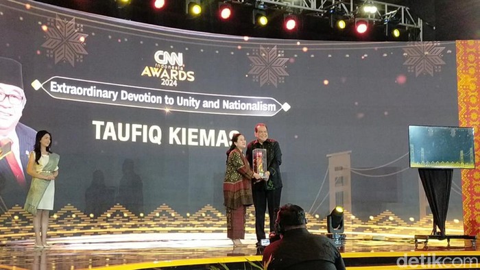 Chairman CT Corp Chairul Tanjung memberikan penghargaan untuk Taufiq Kiemas kepada putrinya Puan Maharani