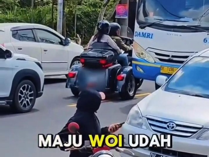 Cuplikan video cekcok pengendara moge dengan sopir bus DAMRI di Kintamani, Bangli, Senin (8/7/2024). (Tangkapan layar)