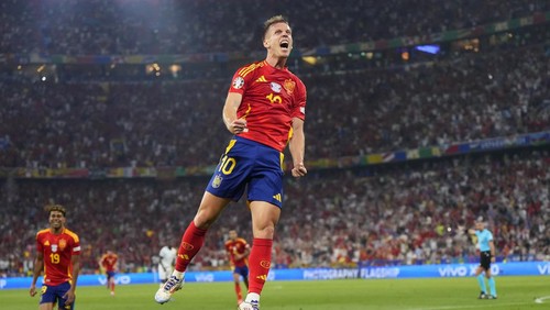 Spains Dani Olmo celebrates after scoring his sides second goal during a semifinal match between Spain and France at the Euro 2024 soccer tournament in Munich, Germany, Tuesday, July 9, 2024. (AP Photo/Manu Fernandez)