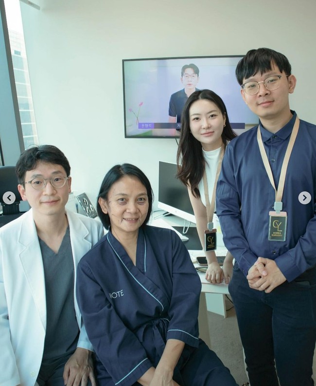 Melalui akun Instagram pribadinya Dian membagikan potretnya saat akan menjalani operasi plastik di sana. Terlihat sebelumnya wajah Dian ditandai terlebih dahulu oleh dokter yang menanganinya. Foto: Instagram/@bu_deedee