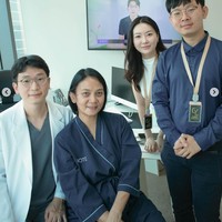 Melalui akun Instagram pribadinya Dian membagikan potretnya saat akan menjalani operasi plastik di sana. Terlihat sebelumnya wajah Dian ditandai terlebih dahulu oleh dokter yang menanganinya. Foto: Instagram/@bu_deedee