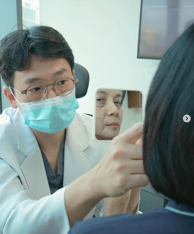 Dian mengungkapkan bahwa prosedur yang dijalaninya itu bukan untuk merubah wajah, melainkan hanya menghilangkan kerutan dan membuat kulitnya lebih kencang. Mikirnya sudah sejak masuk usia 40 an.. maju mundur (karena kan saya takut banget sama rumah sakit), research dan banyak tanya sana sini. Akhirnya sekarang di usia 53 tahun, saya memutuskan buat berani. Face lifting ini bukan untuk merubah wajah, tapi prosedur untuk menghilangkan kerutan dan mengencangkan kulit. Pas banget bulan juni kemaren adalah bulan yang spesial buat saya dan suami. Jadi sekaligus self reward buat saya, tulis Dian. Foto: Instagram/@bu_deedee