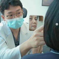 Dian mengungkapkan bahwa prosedur yang dijalaninya itu bukan untuk merubah wajah, melainkan hanya menghilangkan kerutan dan membuat kulitnya lebih kencang. Mikirnya sudah sejak masuk usia 40 an.. maju mundur (karena kan saya takut banget sama rumah sakit), research dan banyak tanya sana sini. Akhirnya sekarang di usia 53 tahun, saya memutuskan buat berani. Face lifting ini bukan untuk merubah wajah, tapi prosedur untuk menghilangkan kerutan dan mengencangkan kulit. Pas banget bulan juni kemaren adalah bulan yang spesial buat saya dan suami. Jadi sekaligus self reward buat saya, tulis Dian. Foto: Instagram/@bu_deedee