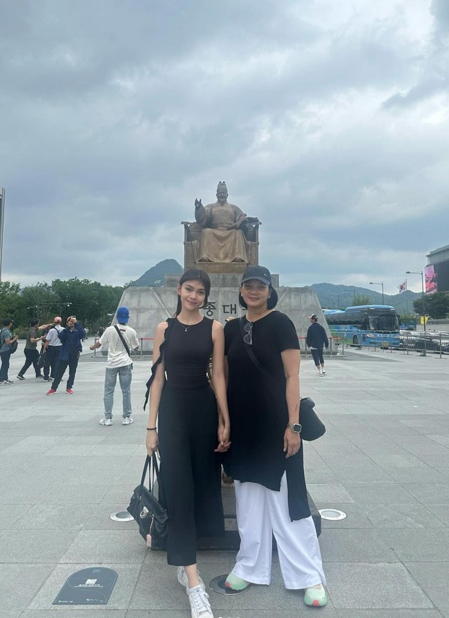 Tak sendirian, Dian tampak ditemani oleh putrinya, Sasi Asmara. Keduanya juga tampak menghabiskan waktu bersama di sana dengan berjalan-jalan. Foto: Instagram/@bu_deedee