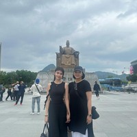 Tak sendirian, Dian tampak ditemani oleh putrinya, Sasi Asmara. Keduanya juga tampak menghabiskan waktu bersama di sana dengan berjalan-jalan. Foto: Instagram/@bu_deedee