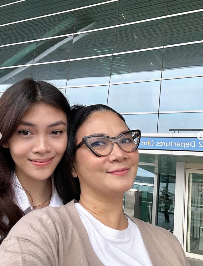 Setelah 14 hari di Seoul, Korea, Dian Nitami dan Sasi akhirnya pulang ke Indonesia. Meski diakui Dian wajahnya masih bengkak-bengkak saat pulang ke tanah air. Foto: Instagram/@bu_deedee