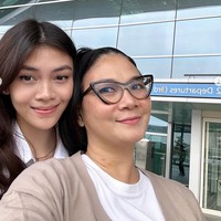 Setelah 14 hari di Seoul, Korea, Dian Nitami dan Sasi akhirnya pulang ke Indonesia. Meski diakui Dian wajahnya masih bengkak-bengkak saat pulang ke tanah air. Foto: Instagram/@bu_deedee