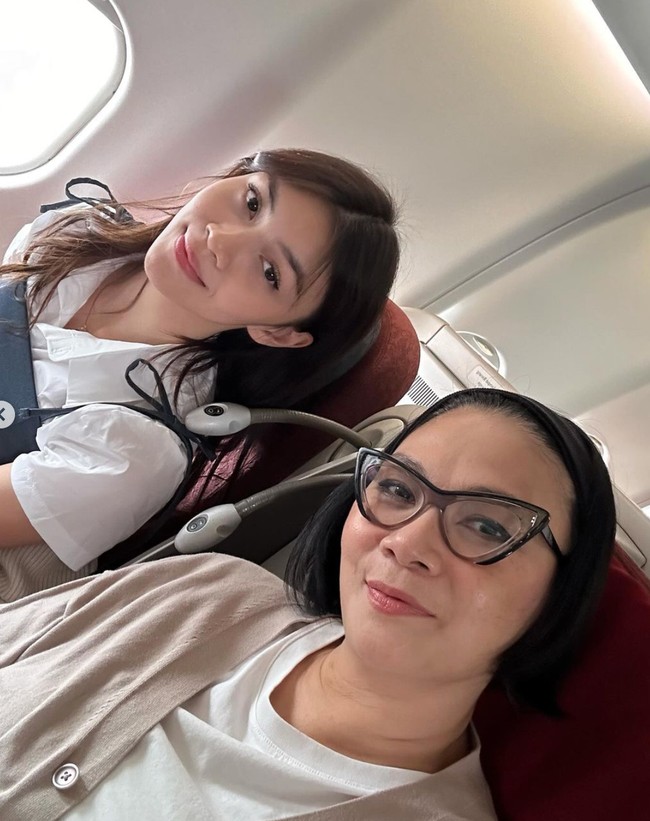 Dian mengungkapkan jika bagian leher, bawah mata, dan samping kupingnya masih memar. Namun ia puas karena hasilnya sesuai dengan yang dijanjikan sang dokter. Udah waktunya pulang. Masih ada memar2 dikit di muka dan leher, sama masih agak bengkak di bawah mata dan samping kuping. Tapi yang lainnya udah beres.. nggak ada kantong mata lagi n kerutan juga hilang. Sesuai janji dokternya, nggak ada yg berubah .. dan terbukti karena handphone aku juga masih ngenalin aku, masih bisa buka pake biometrik, tulis Dian. Foto: Instagram/@bu_deedee