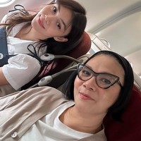 Dian mengungkapkan jika bagian leher, bawah mata, dan samping kupingnya masih memar. Namun ia puas karena hasilnya sesuai dengan yang dijanjikan sang dokter. Udah waktunya pulang. Masih ada memar2 dikit di muka dan leher, sama masih agak bengkak di bawah mata dan samping kuping. Tapi yang lainnya udah beres.. nggak ada kantong mata lagi n kerutan juga hilang. Sesuai janji dokternya, nggak ada yg berubah .. dan terbukti karena handphone aku juga masih ngenalin aku, masih bisa buka pake biometrik, tulis Dian. Foto: Instagram/@bu_deedee