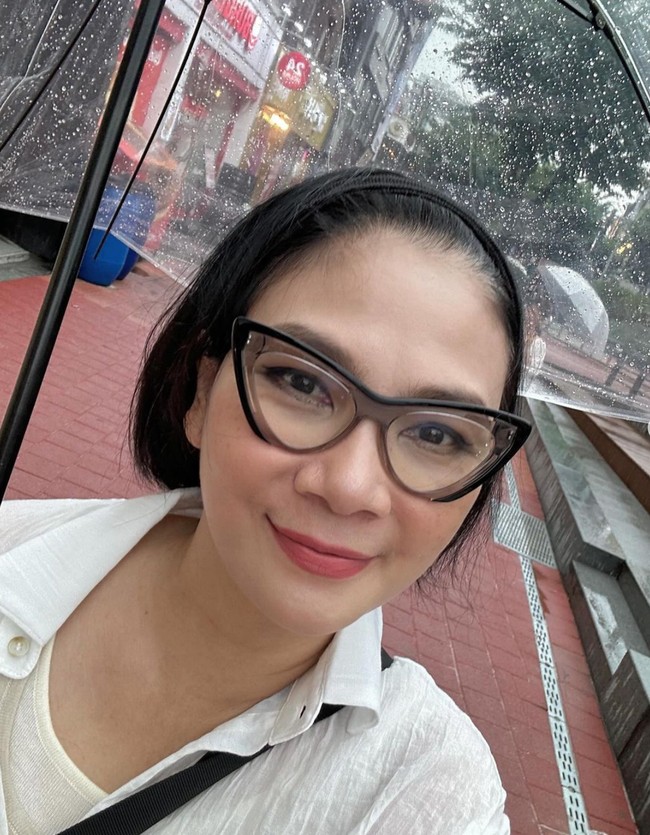 Setelah operasi face lifting, kerutan di wajah Dian memang sudah tak lagi terlihat. Wajahnya pun masih terlihat sama, hanya menjadi lebih muda dibandingkan sebelumnya. Foto: Instagram/@bu_deedee