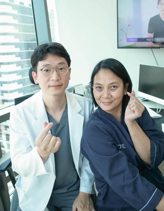 Istri Anjasmara, Dian Nitami, baru saja menjalani prosedur operasi face lifting untuk membuat wajahnya terlihat lebih muda. Ia memilih menjalani prosedur tersebut di Korea. Foto: Instagram/@bu_deedee