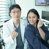 Istri Anjasmara, Dian Nitami, baru saja menjalani prosedur operasi face lifting untuk membuat wajahnya terlihat lebih muda. Ia memilih menjalani prosedur tersebut di Korea. Foto: Instagram/@bu_deedee