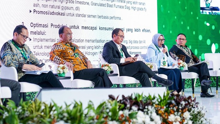 Suasana Pabrik Semen Gresik di Rembang, Jawa Tengah, Jumat (16/12/2022). PT Semen Indonesia (Persero) Tbk (SMGR) ingin menjaga utilisasi produksi  di level sekitar 75% pada tahun depan. Direktur Keuangan SMGR, Andriano Hosny Panangian mengatakan, perusahaan bakal mengoptimalkan segmen pasar domestik maupun ekspor untuk menjaga utilisasi  di level tersebut.