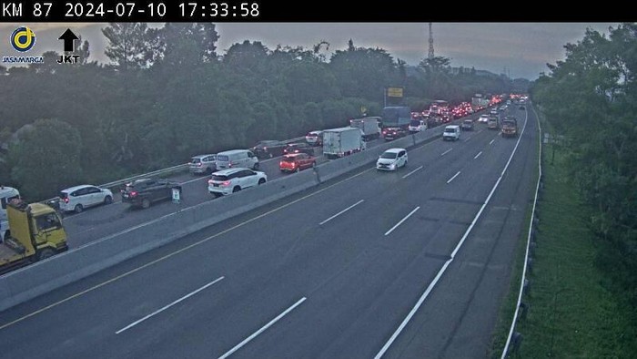 Dua lajur telah dibuka untuk dilintasi kendaraan usai kecelakaan beruntun di Tol Cipularang Km 86 arah Jakarta. Sebelumnya, seluruh lajur sempat tertutup. (CCTV PUPR)