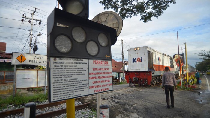 Duh! EWS Perlintasan KA Tanpa Palang Pintu di Padang Tak Berfungsi Petugas keamanan perumahan menjaga perlintasan tanpa palang pintu yang memiliki Early Warning System (EWS) namun tidak berfungsi di Jalan Adinegoro Ganting, Padang, Sumatera Barat, Rabu (10/7/2024). Sejumlah EWS sebagai peringatan dini kedatangan kereta api di beberapa perlintasan tanpa palang pintu di perbatasan Kota Padang tersebut tidak berfungsi. ANTARA FOTO/Iggoy el Fitra/tom.