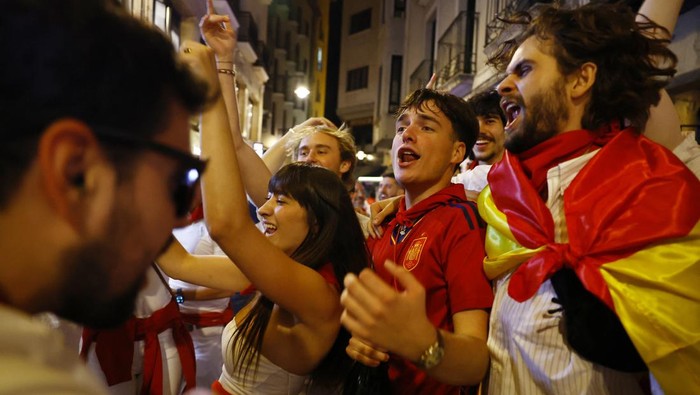 Ekspresi Suporter Saat Spanyol Lanjut ke Final Euro 2024 Pendukung Spanyol meriahkan kemenangan usai Timnas mereka melanjutkan ke Final Euro 2024. Begini ekpresi mereka.