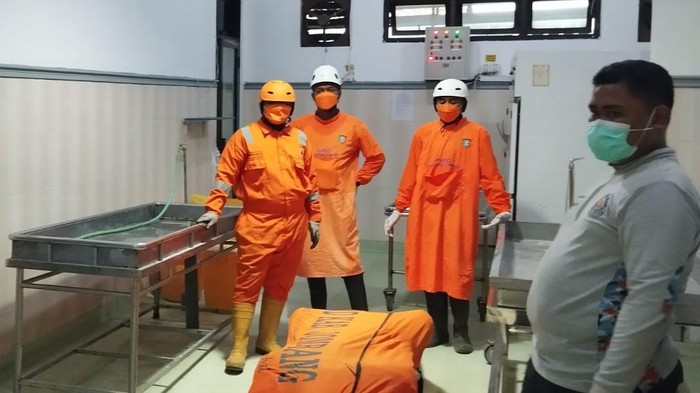 Evakuasi mayat pria kaki terikat pada batu di dasar sungai Brantas, di Jombang.