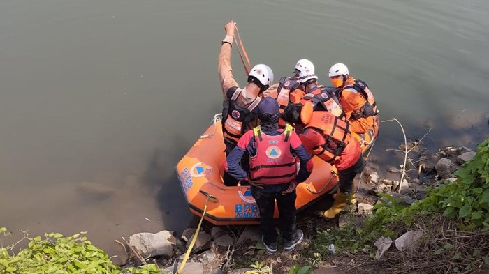 Evakuasi mayat pria kaki terikat pada batu di dasar sungai Brantas, di Jombang.