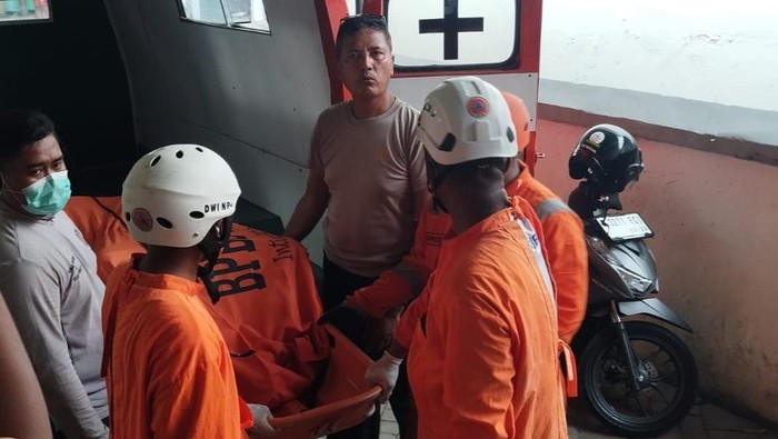 Evakuasi mayat pria kaki terikat pada batu di dasar sungai Brantas, di Jombang.