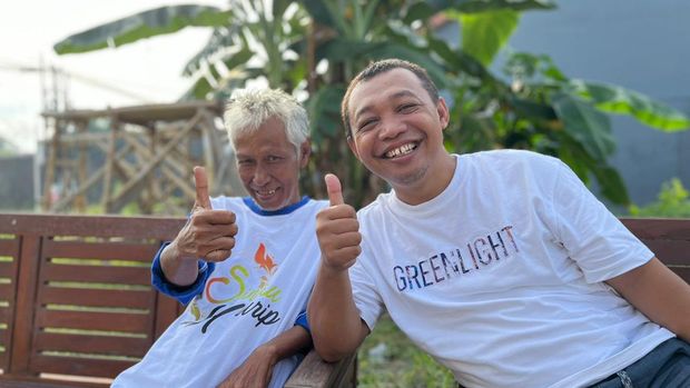Foto Adi pemilik channel Sinau Hurip dengan Anton eks mahasiswa UGM yang hidup menggelandang di jalanan Pati