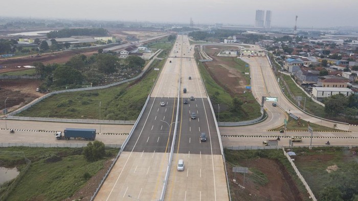 Foto udara sejumlah kendaraan melintas di jalan Tol Cimanggis-Cibitung, Setu, Kabupaten Bekasi, Jawa Barat, Rabu (10/7/2024). Jalan tol sepanjang 26,18 kilometer yang merupakan bagian dari Jalan Tol Jakarta Outer Ring Road (JORR) 2 itu mulai dioperasikan dengan membebaskan tarif hingga akhir Juli 2024. ANTARA FOTO/ Fakhri Hermansyah/Spt.