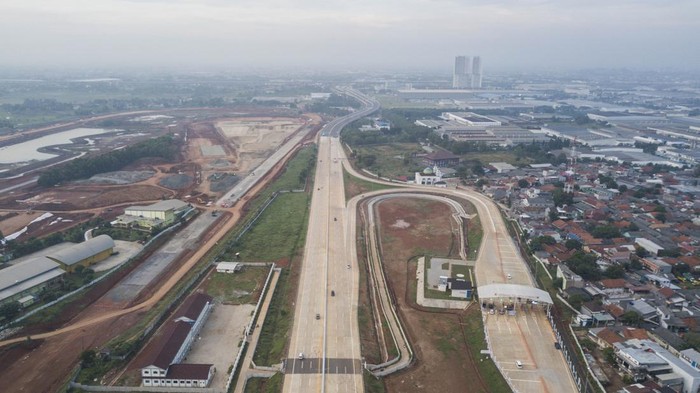 Foto udara sejumlah kendaraan melintas di jalan Tol Cimanggis-Cibitung, Setu, Kabupaten Bekasi, Jawa Barat, Rabu (10/7/2024). Jalan tol sepanjang 26,18 kilometer yang merupakan bagian dari Jalan Tol Jakarta Outer Ring Road (JORR) 2 itu mulai dioperasikan dengan membebaskan tarif hingga akhir Juli 2024. ANTARA FOTO/ Fakhri Hermansyah/Spt.