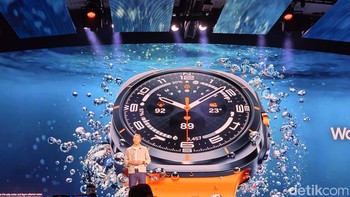 Kemudian ada Galaxy Watch Ultra, yang dibuat untuk daya tahan ekstrim berkat rangka Titanium Grade 4 dan ketahanan air 10ATM. Foto: detikINET/Adi Fida Rachman