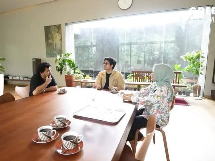 Gaya Dr Tompi Cicip Seafood Panggang hingga Nasi Tumpeng