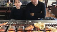 Liburan ke Jepang, Tompi dan keluarganya habiskan waktu bersama. Selain itu ia juga kulineran seafood panggang seperti tiram sampai udang. Foto: Instagram Dr Tompi