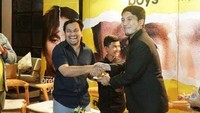 Terakhir ini gaya Tompi ketika potong dan cicip nasi tumpeng aneka lauk, saat perayaan film Pretty Boys yang disutradarainya.  Foto: Instagram Dr Tompi