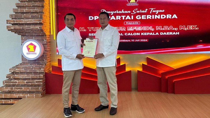 Gerindra menyerahkan surat tugas maju Pilbup Lamongan 2024 kepada Yuhronur Effendi alias Pak Yes.