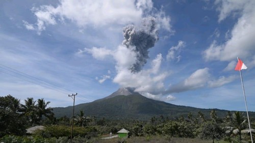 Gunung kembar Lewotobi Laki-laki di Flores Timur, Nusa Tenggara Timur (NTT), kembali meletus pada pukul 10.40 Wita, Rabu (10/7/2024).