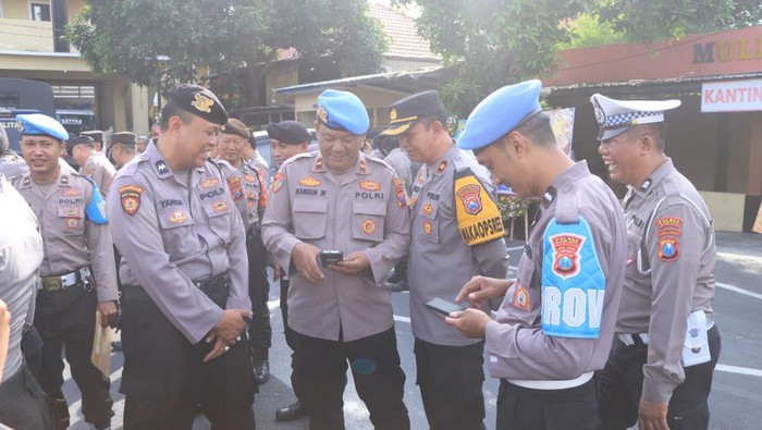 Handphone milik anggota Polres Blitar Kota diperiksa antisipasi judi dan pinjaman online