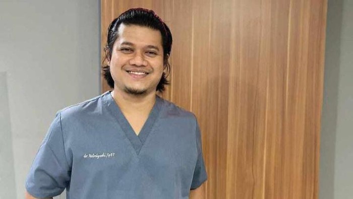 Dokter spesialis tulang RSUD Sulawesi Barat (Sulbar) dr Helmiyadi Kuswardhana meninggal dunia usai mengalami serangan jantung.