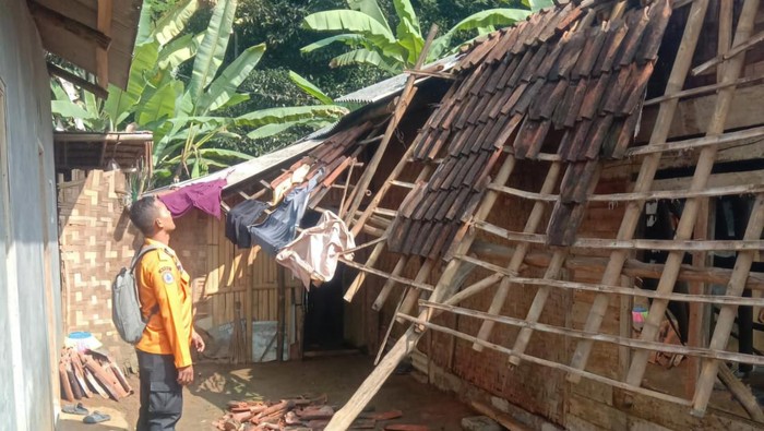 Cuaca Ekstrem di Bogor: Angin Kencang dan Hujan Batasi Menghancurkan Rumah Warga