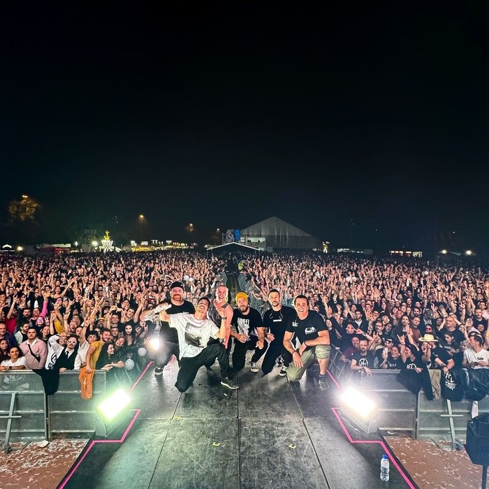 Hybrid Theory, band tribute Linkin Park yang populer.