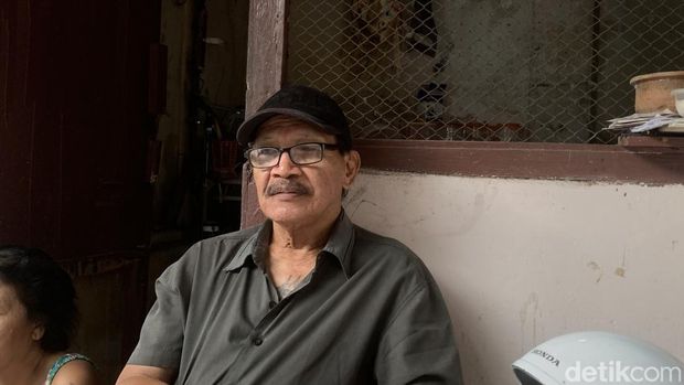 I Nyoman Brata, putra dari I Made Ebuh dan kediaman Ebuh di Gang III Jalan Surapati Banjar Kayumas Kaja, Denpasar, Juni 2024.