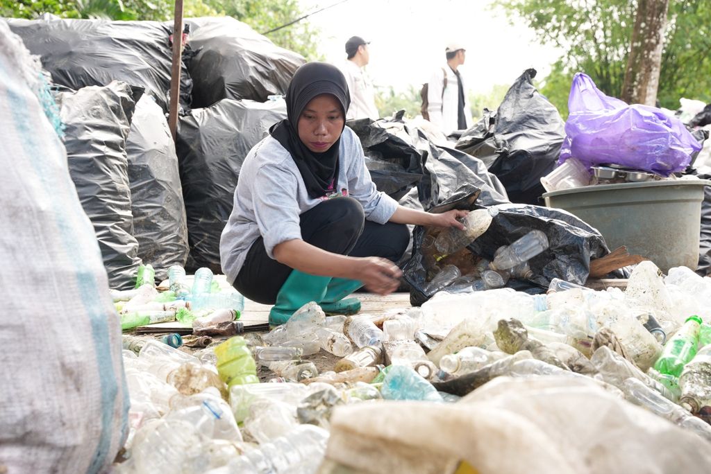 Ibu-ibu Bank Sampah Sidaya binaan IMIP sedang melakukan pemilahan sampah. (Foto: dokumentasi PT IMIP)